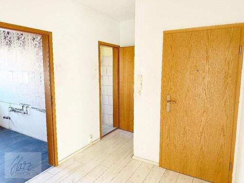 Flurbereich mit Blick Richtung Küche und Badezimmer - 