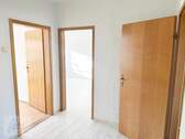 Flurbereich mit Blick Richtung Wohnzimmer und Kinderzimmer - 