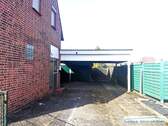 Carport - links Seiteneingang und separater Zugang zum Obergeschoss - 