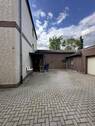 Innenhof mit Anbau und 2 Garagen - 