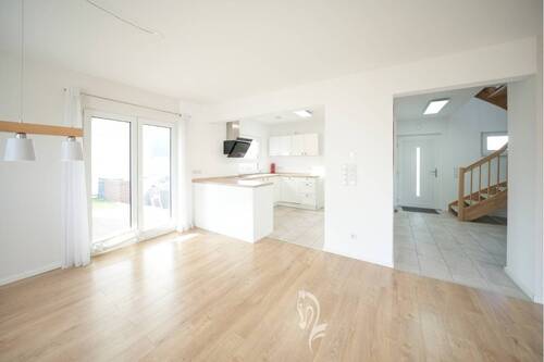 Wohn,- Esszimmer, Blick in die Küche - 6 Zimmer Einfamilienhaus in Wertheim