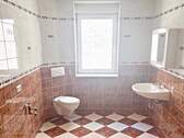 Toilettenbadezimmer mit Fenster und Waschmaschienenanschluss - 