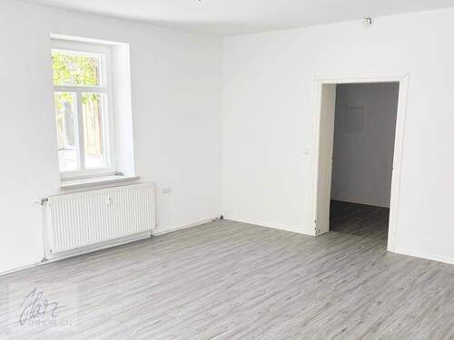 Wohnzimmer mit Blick Richtung Flurbereich - 2 Zimmer Etagenwohnung in Mühlberg