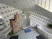 Badezimmer mit Wanne und Dusche - 