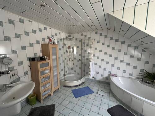 Badezimmer mit Wanne und Dusche - 