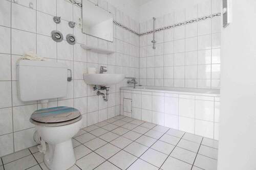 Badezimmer 2.OG Mitte rechts - 