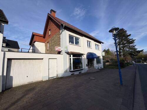 Straßenansicht mit Garagen - 5 Zimmer Mehrfamilienhaus, Wohnhaus zum Kaufen in Schieder-Schwalenberg