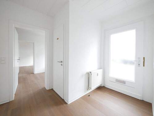 Flur - Erdgeschoss - 6 Zimmer Mehrfamilienhaus, Wohnhaus in Delbrück