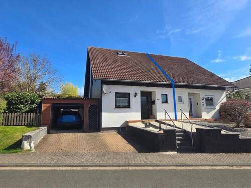 Front Ansicht - Gepflegte Doppelhaushälfte mit großem Grundstück für Ihre Familie