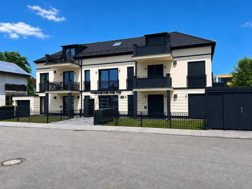 Hausansicht Haupteingang - NEUBAU 2023 ? Einziehen nur mit Ihren Koffern ? möblierte 2-Zimmer- Wohnung ? großem Garten ?