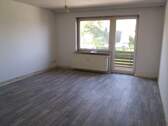 Wohnzimmer mit Übergang zum Balkon - Etagenwohnung mit 63,30 m² in Neu Wulmstorf zur Miete
