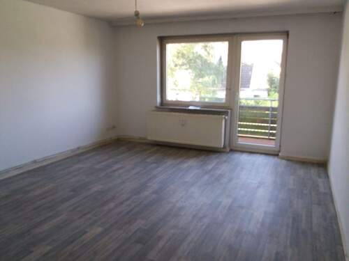 Wohnzimmer mit Übergang zum Balkon - Etagenwohnung mit 63,30 m² in Neu Wulmstorf zur Miete