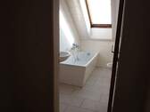 Großes Fenster und Badewanne - 