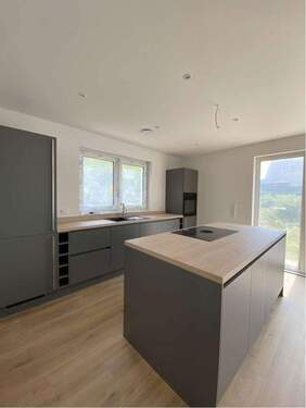 Küche mit Kochinsel - 5 Zimmer Doppelhaushälfte in Hamburg