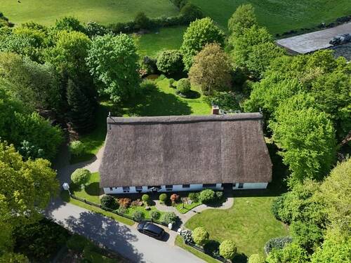 Luftbild - 6 Zimmer Mehrfamilienhaus, Wohnhaus in Kaaks