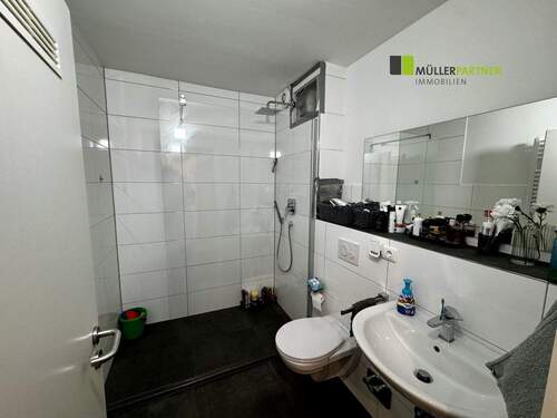 teilweise modernisierte Bäder - 