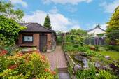 Gartenhäuschen und hintere Terrasse - 