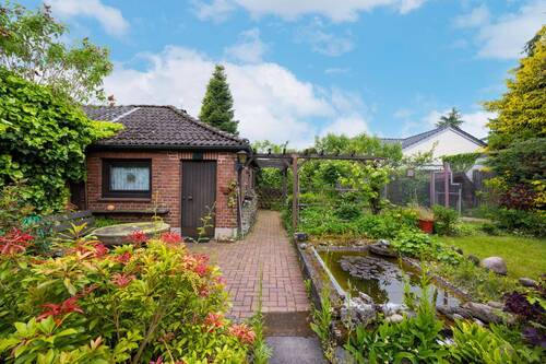 Gartenhäuschen und hintere Terrasse - 
