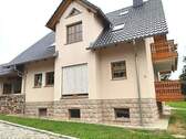 Hausansicht von vorn - 2 Zimmer Etagenwohnung zur Miete in Thalheim/Erzgebirge