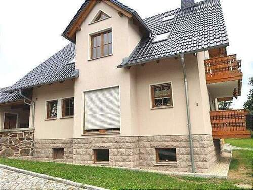 Hausansicht von vorn - 2 Zimmer Etagenwohnung zur Miete in Thalheim/Erzgebirge