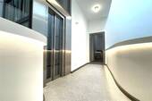 Treppenhaus mit Aufzug - 