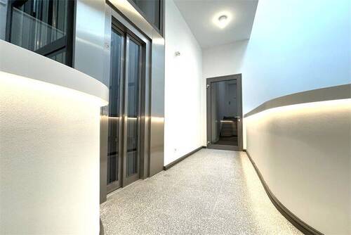 Treppenhaus mit Aufzug - 