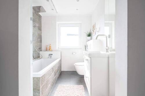 Badezimmer mit Wanne (2).jpeg - 
