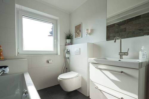 Badezimmer mit Wanne (3).jpeg - 