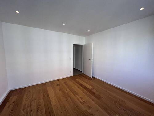 Zimmer - 2 Zimmer-Wohnung frisch saniert mit großem ruhigem Balkon in Innenstadt