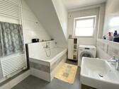 Das Badezimmer - hell und modern ausgestattet - 