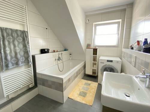 Das Badezimmer - hell und modern ausgestattet - 