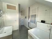 Ein Blick zur Dusche - 