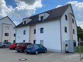 seitliche Ansicht mit Wärmepumpe - 3 Zimmer Etagenwohnung zum Kaufen in Puschendorf