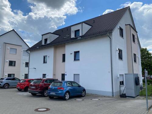 seitliche Ansicht mit Wärmepumpe - 3 Zimmer Etagenwohnung zum Kaufen in Puschendorf