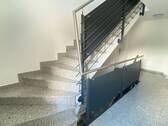 Im modern gestaltetem Treppenhaus - 
