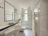 Tagesbelichtetes Duschbad - 