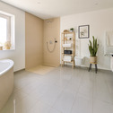 Hochwertiges Badezimmer mit Dusche und Wanne - 