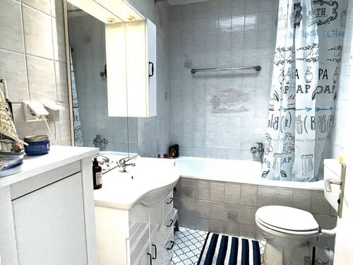 Bad mit Badewanne, Badschrankwand und WC - 