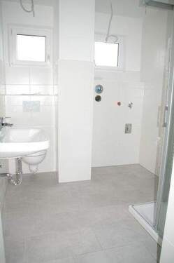 Bad mit Dusche und Waschmaschinenstellplatz - 