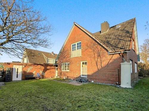 Rückansicht außen - Ruhig wohnen, flexibel nutzen: Einfamilienhaus mit Einliegerwohnung in Wacken