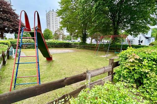 Gepflegter Spielplatz vor dem Haus - 