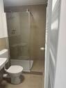 Walk-In-Dusche - Frisch sanierte 2-Zimmer-Wohnung mit Loggia, Einbauküche, Stellplatz und Weitblick über Bensheim
