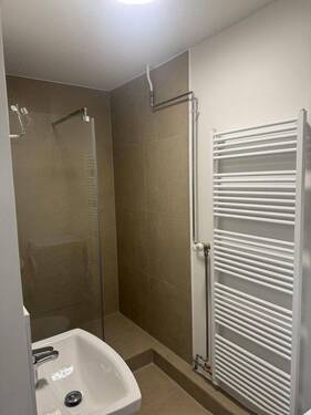 Dusche und Handtuchheizkörper - 2 Zimmer Etagenwohnung in Bensheim