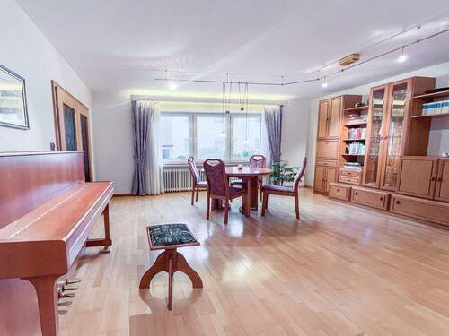 Wohnzimmer andere Seite mit Essbereich - Mehrfamilienhaus, Wohnhaus mit 228,00 m² in Flammersfeld zum Kaufen