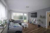 Wohnzimmer mit Zugang zum Garten - 6 Zimmer Einfamilienhaus zum Kaufen in Wiesbaden