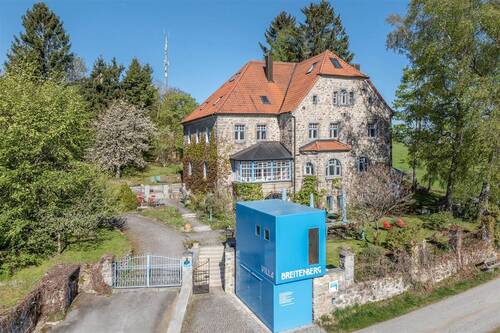 Villa mit Salettl und Fahrradgarage - 