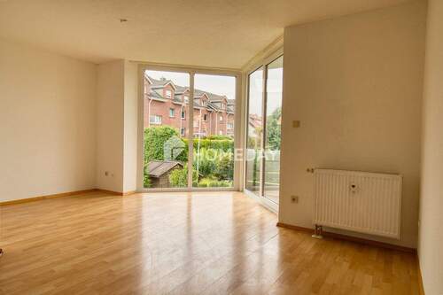 Wohnzimmer - Freie 2-Zimmer-Wohnung mit offener EBK, Balkon und Stellplatz in Luhden