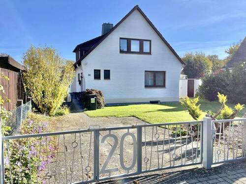 Haus von vorn mit Zaun - Wohnhaus mit Einliegerwohnung auf Erbpacht-Grundstück in ruhiger Siedlungslage in Ratzeburg