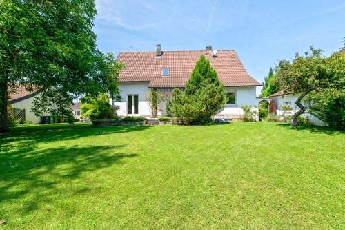 Rückwärtige Hausansicht (1) - ++ Charmantes Zuhause mit großzügigem Traumgarten - sofort verfügbar ++