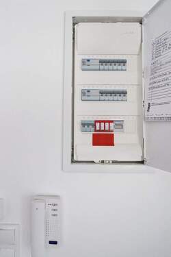 Sicherungskasten und Gegensprechanlage - 